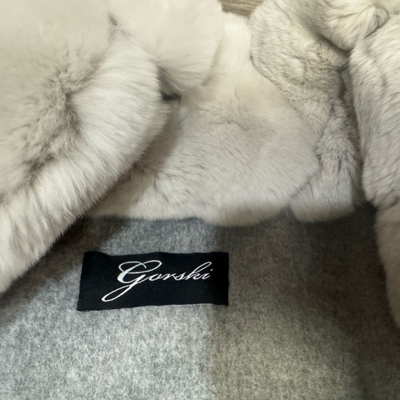 GORSKI Gray Cape with Plush Fur Trim - Picture 14 of 15